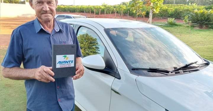Vereador eleito de Vila Valério cumpre promessa e compra carro para atender comunidade