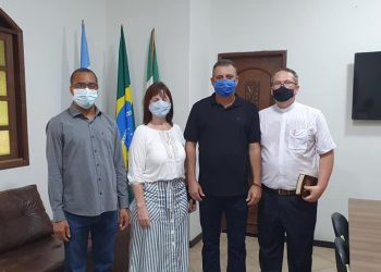 Com as bênçãos de Deus: novo prefeito de Vila Valério reúne padre e pastor em ato religioso na abertura do mandato