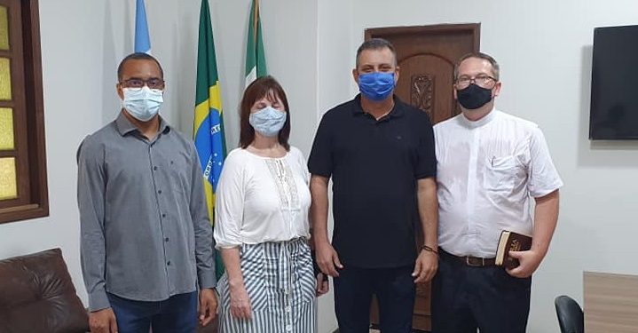 Com as bênçãos de Deus: novo prefeito de Vila Valério reúne padre e pastor em ato religioso na abertura do mandato