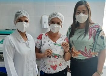 Técnica em enfermagem é a primeira a receber vacina contra a Covid em Sooretama