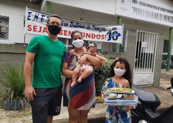 Estudantes de Sooretama recebem materiais escolares