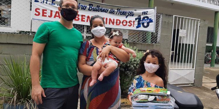 Estudantes de Sooretama recebem materiais escolares