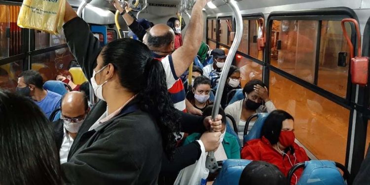 “EXIGIMOS FISCALIZAÇÃO”. Usuária desabafa contra ônibus lotado da Joana D’Arc
