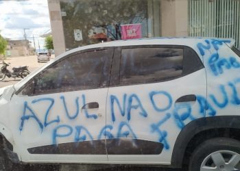 Cliente revoltado com seguradora deixa carro destruído e pichado na porta da empresa em Linhares