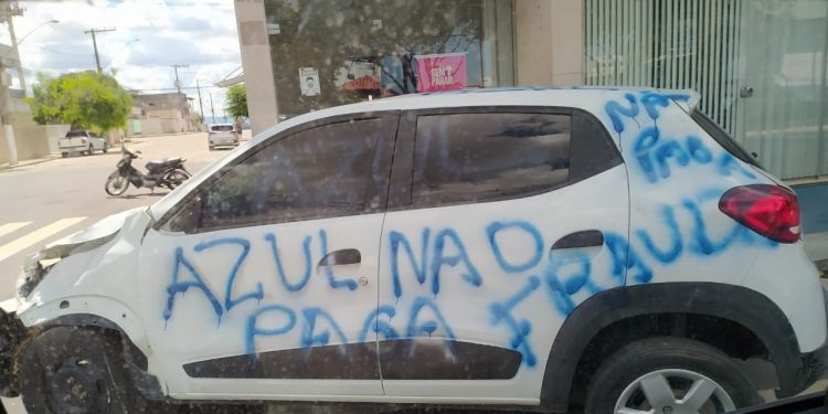 Cliente revoltado com seguradora deixa carro destruído e pichado na porta da empresa em Linhares