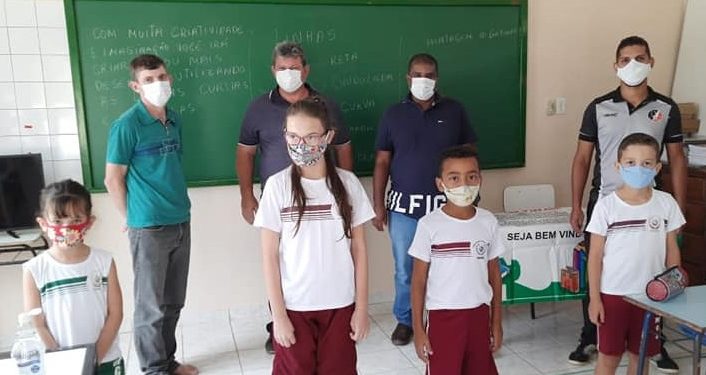 Governador Lindenberg comemora internet gratuita em escolas rurais
