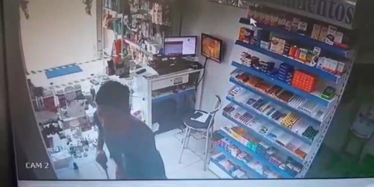Com ruas desertas, farmácia é assaltada no centro de Sooretama