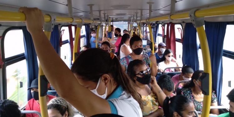 QUARENTENA: Joana Darc reduz horários e provoca aglomeração em ônibus