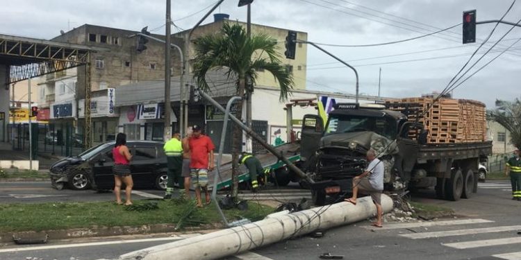 Acidente violento em Linhares na manhã deste domingo (7)