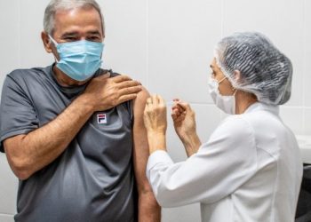 Prefeito de Linhares recebe primeira dose da vacina contra a Covid-19