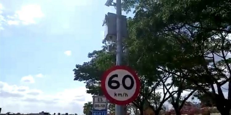 VÍDEO – Motorista se revolta com radar em final de ladeira na BR 101: “Somente para extorquir”