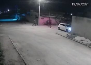 Vídeo mostra momento em que carro é tomado em assalto em Sooretama