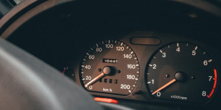 Atenção ao comprar carro usado: 30% dos seminovos podem ter quilometragem adulterada