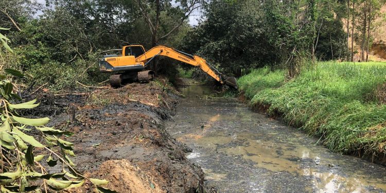 Prefeitura de Rio Bananal inicia limpeza e desobstrução de mananciais