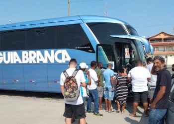 Cansados de esperar pelas autoridades, moradores constroem abrigo em ponto de ônibus em Sooretama