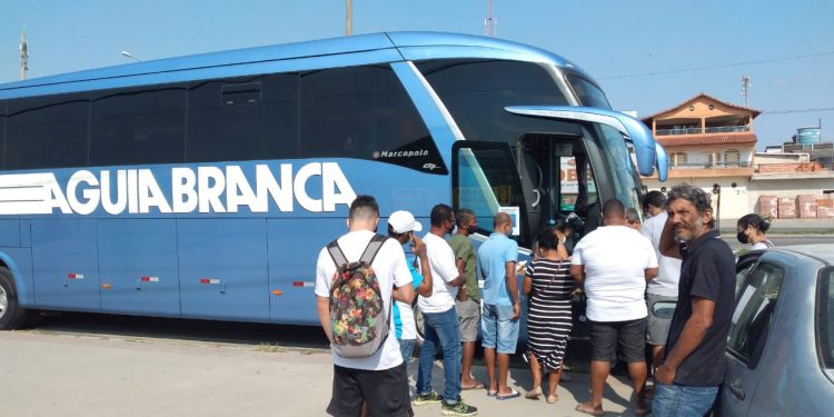 Cansados de esperar pelas autoridades, moradores constroem abrigo em ponto de ônibus em Sooretama
