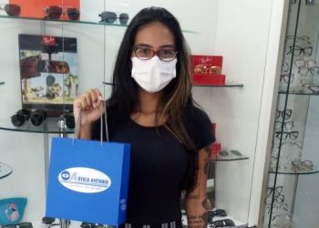 Jovem de Linhares é premiada em ação de aniversário da Ótica Avenida