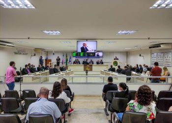 Linhares anuncia reajuste salarial e abono para servidores e profissionais do magistério