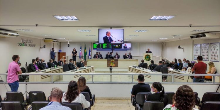 Linhares anuncia reajuste salarial e abono para servidores e profissionais do magistério