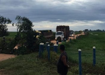 VÍDEO: Moradores de Barro Roxo, no interior de Sooretama, protestam contra a Prefeitura