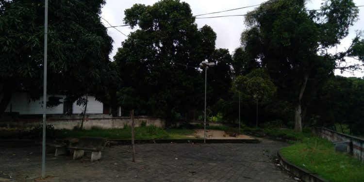 Sooretama: morador denuncia e ironiza abandono de praça no bairro Alegre