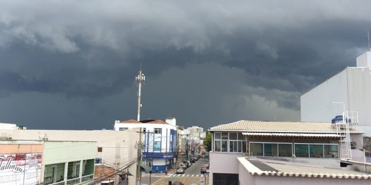 Alerta máximo para chuvas intensas e ventania em todo o Norte e Noroeste do ES