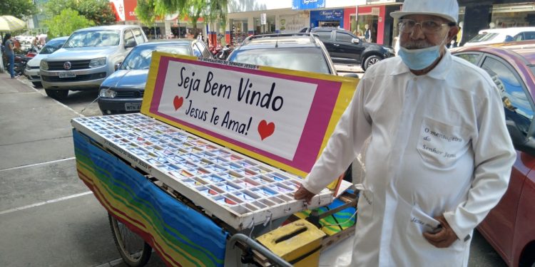 Conheça o Senhor Benedito, o ‘Mensageiro de Jesus’ que percorre as ruas de Linhares entregando mensagens da Bíblia