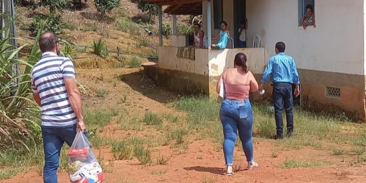 Rio Bananal: Edimilson entrega cestas básicas a famílias atingidas pelas chuvas