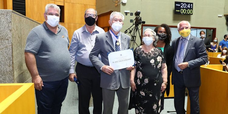 Mais antigo farmacêutico de Rio Bananal é homenageado na Assembleia Legislativa