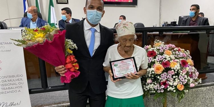 Aos 114 anos, Dona Isnar é homenageada em Sooretama