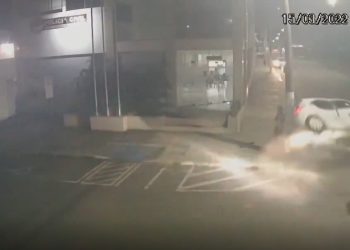 VÍDEOS: Por milagre, pedestre escapa da morte em acidente em Linhares