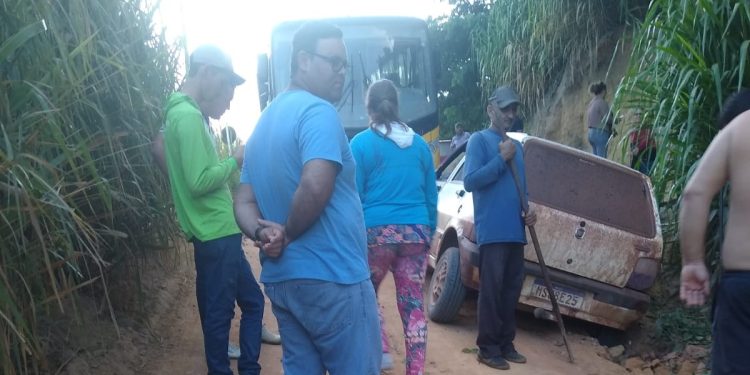 Após carro cair em cratera, moradores voltam a cobrar solução para ladeira em Vila Valério