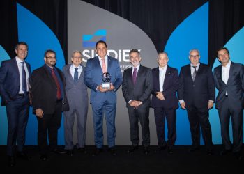 Deputado Da Vitória recebe prêmio Personalidade do Comércio Exterior no ES