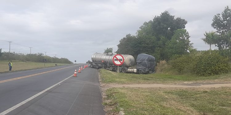 BR 101 será totalmente interditada para retirada de carreta com substância química em Sooretama