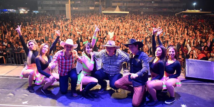 Festa de emancipação política de Governador Lindenberg é sucesso absoluto
