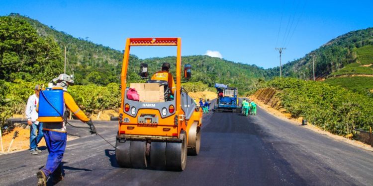 Avança asfaltamento de estrada que liga São Rafael a Marilândia