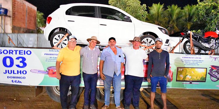 Gov. Lindenberg sorteia carro, moto e vários outros prêmios durante a festa da cidade