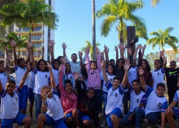 Estudantes visitam monumento histórico onde começou a colonização de Linhares
