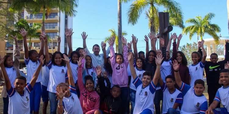 Estudantes visitam monumento histórico onde começou a colonização de Linhares