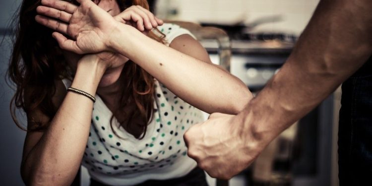 Lei garante que mulheres sejam avisadas sobre fim de medida protetiva ou quando agressores forem soltos