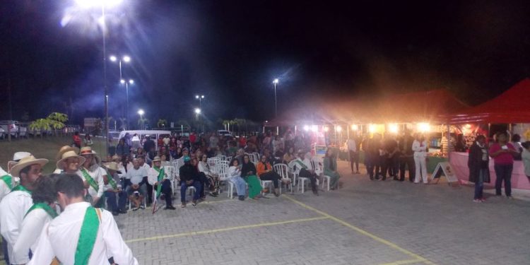 Praça inaugurada em Água Limpa homenageia professora que se dedicou às causas sociais em Jaguaré