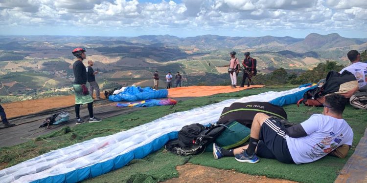 1ª Revoada de Parapente da Rampa do Cleitom 51 movimenta Governador Lindenberg