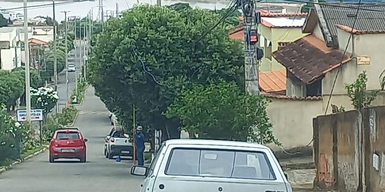 Moradores denunciam Sanear de Colatina por instalação irregular em rede de distribuição de energia