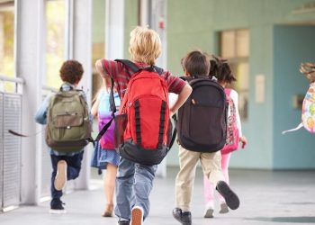 Volta às aulas: especialista alerta sobre peso de mochilas escolares