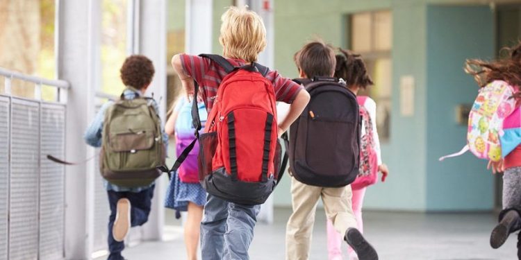 Volta às aulas: especialista alerta sobre peso de mochilas escolares