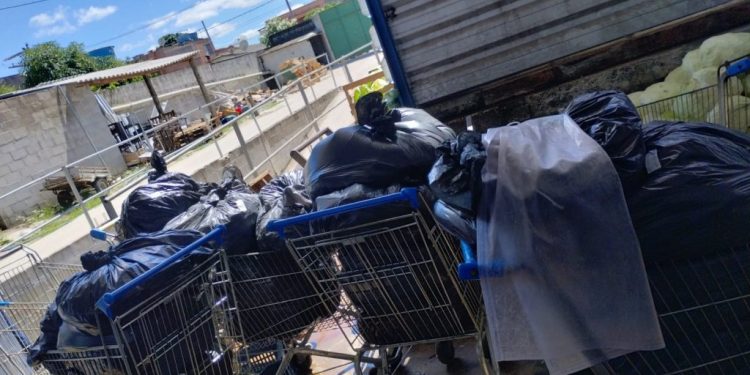 Supermercado de Linhares tem açougue interditado e 900 quilos de carne são apreendidos