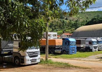 Seis carretas com mais de 4 mil sacas de café são apreendidas em Rio Bananal