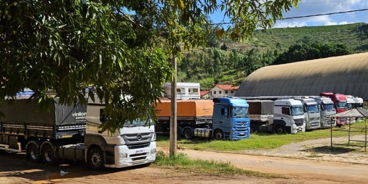 Seis carretas com mais de 4 mil sacas de café são apreendidas em Rio Bananal