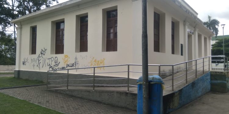 Berço de Linhares, Praça 22 de Agosto sofre com ação de vândalos e falta de manutenção