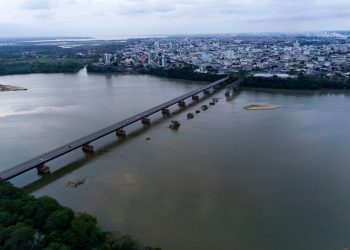 Empresa é denunciada por despejar esgoto sem tratamento no rio Doce em Linhares